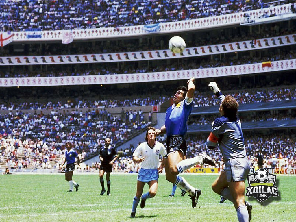 maradona-voi-ban-tay-cua-chua