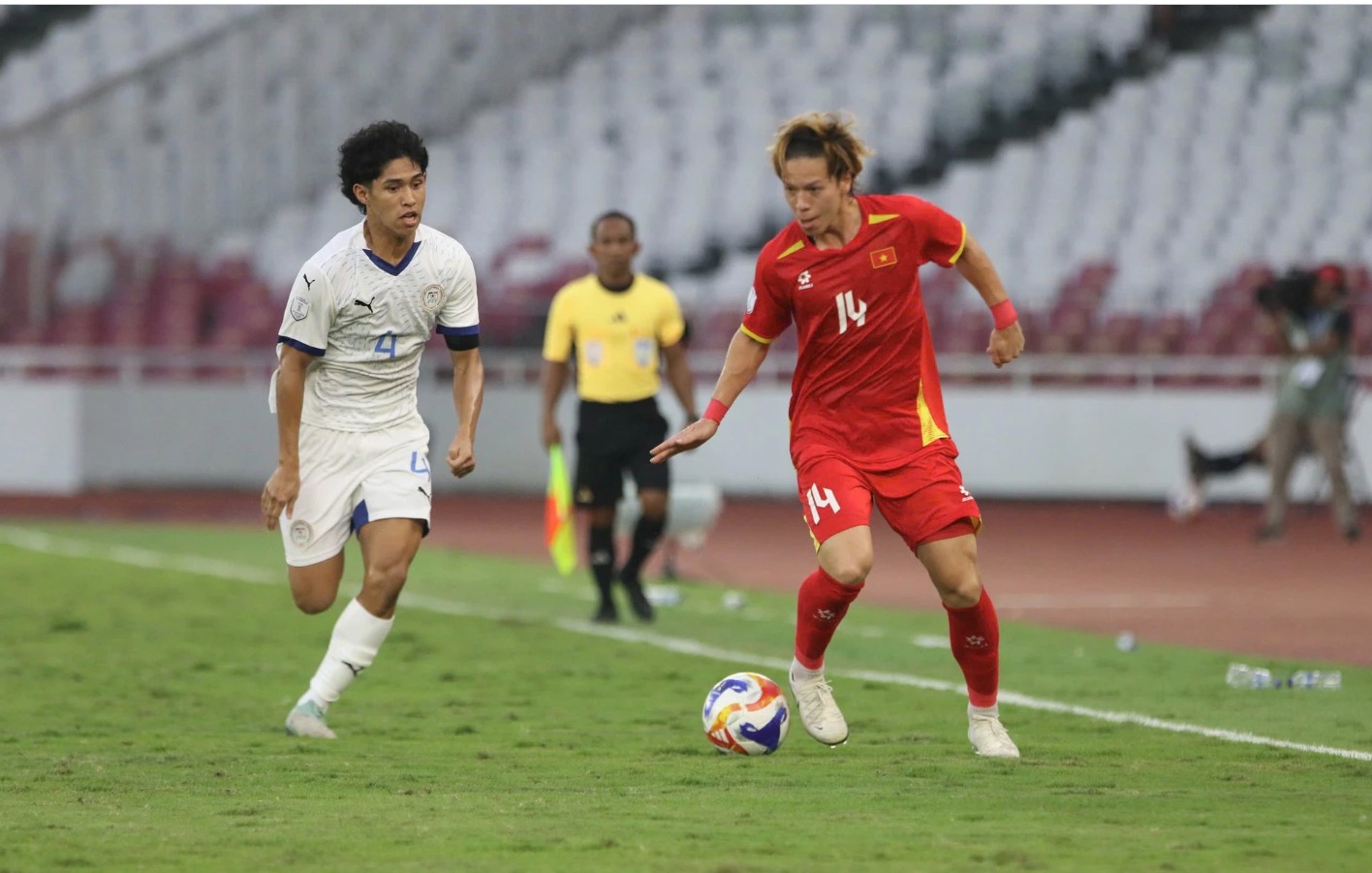 Lê Viktor (áo đỏ) thi đấu ấn tượng trong thời gian gần đây