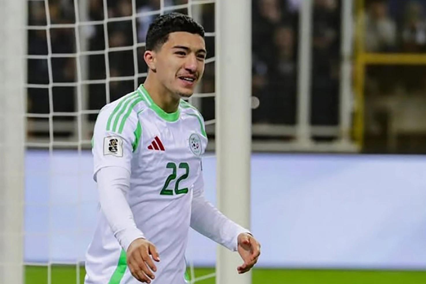 Ibrahim Maza đang đá cho ĐT Algeria