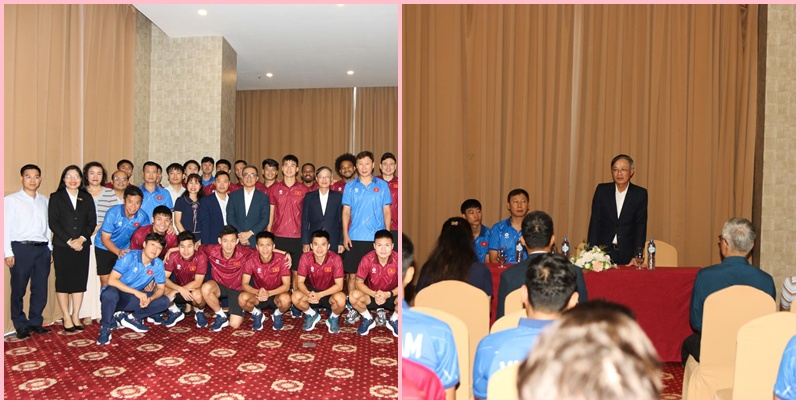 ĐT Việt Nam nhận sự khích lệ tinh thần trên đất Lào